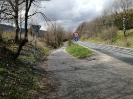 Droga Głodu - widok z Przełączy Kowarskiej w kierunku Kowar. Z prawej późniejsza droga 367